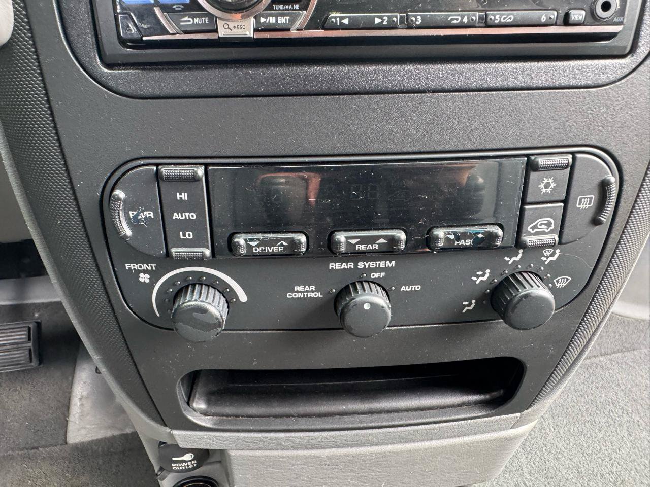 Used 2004 Dodge Grand Caravan SXT w/ Premium Group FWD image 26