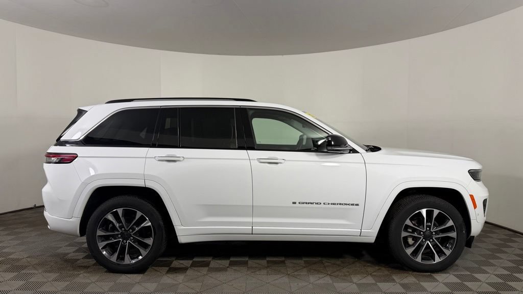 Used 2022 Jeep Grand Cherokee Overland w/ Luxury Tech Group IV AWD/4WD image 9
