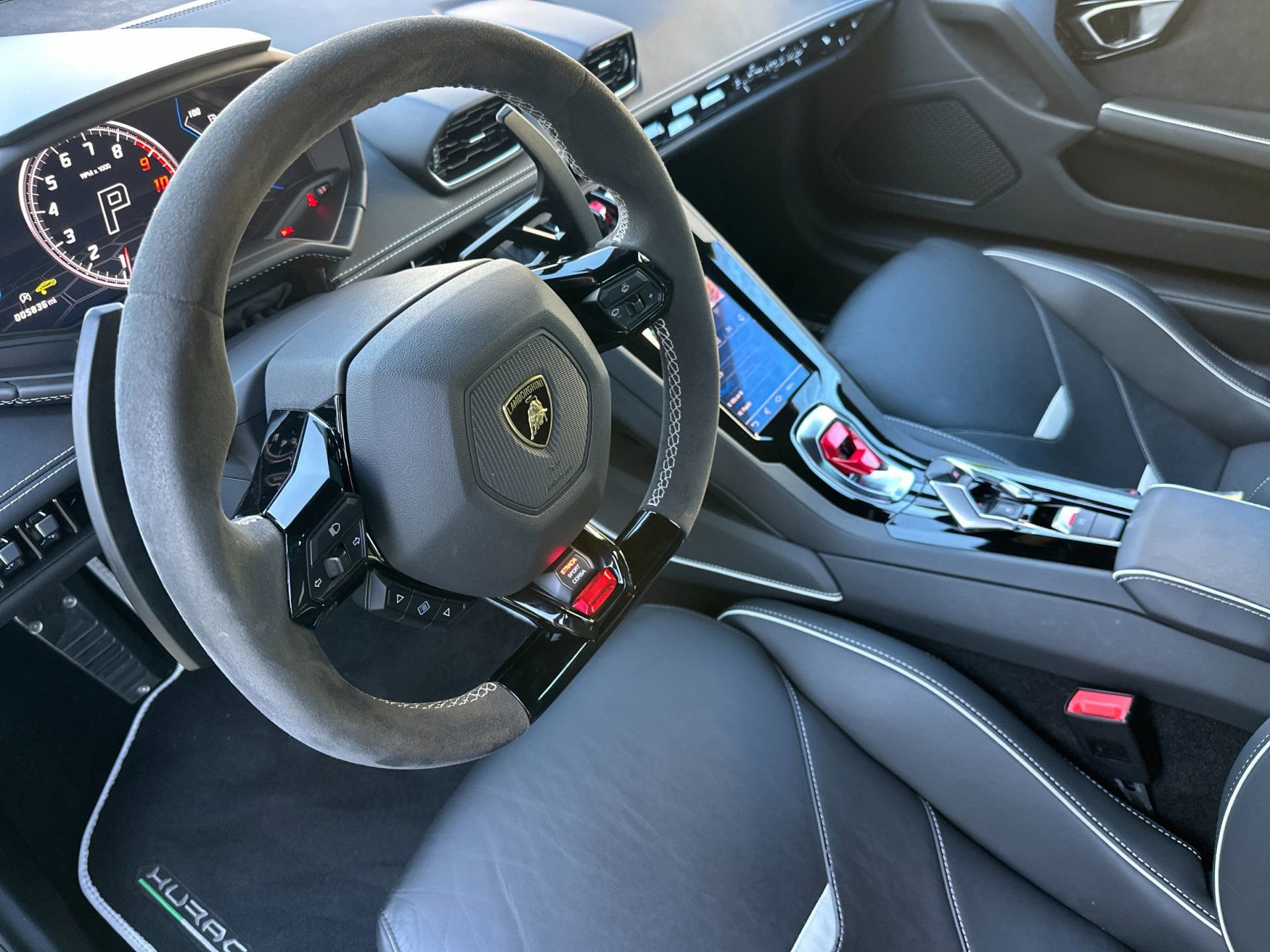 Used 2020 Lamborghini Huracan EVO image 14