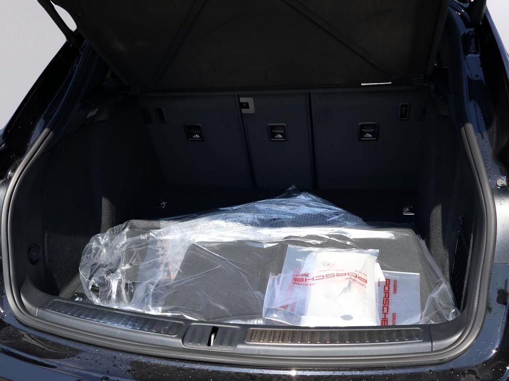 Certified 2025 Porsche Macan Turbo AWD/4WD image 17