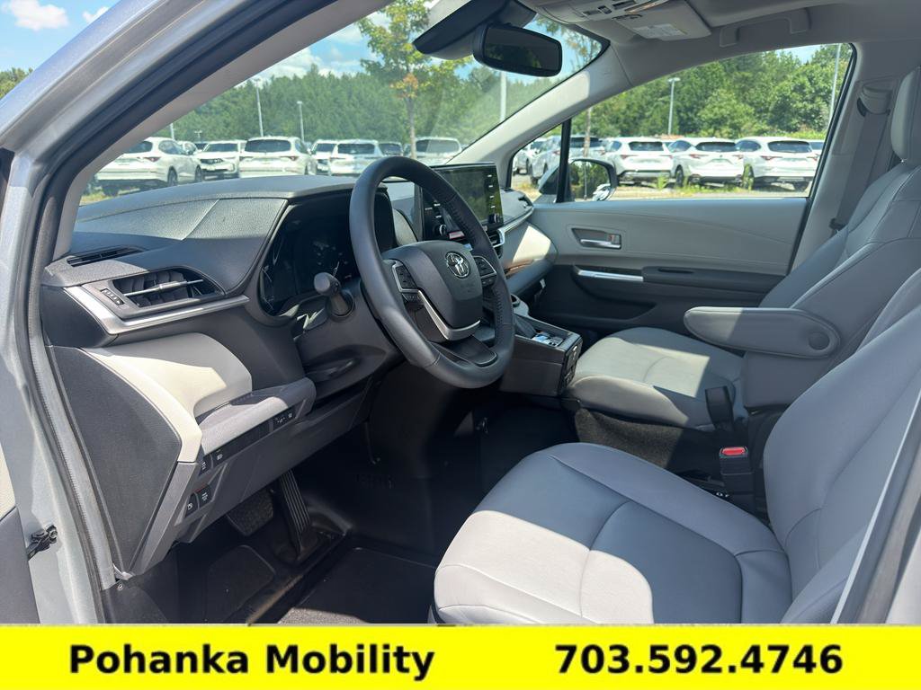 Used 2024 Toyota Sienna XLE FWD image 24