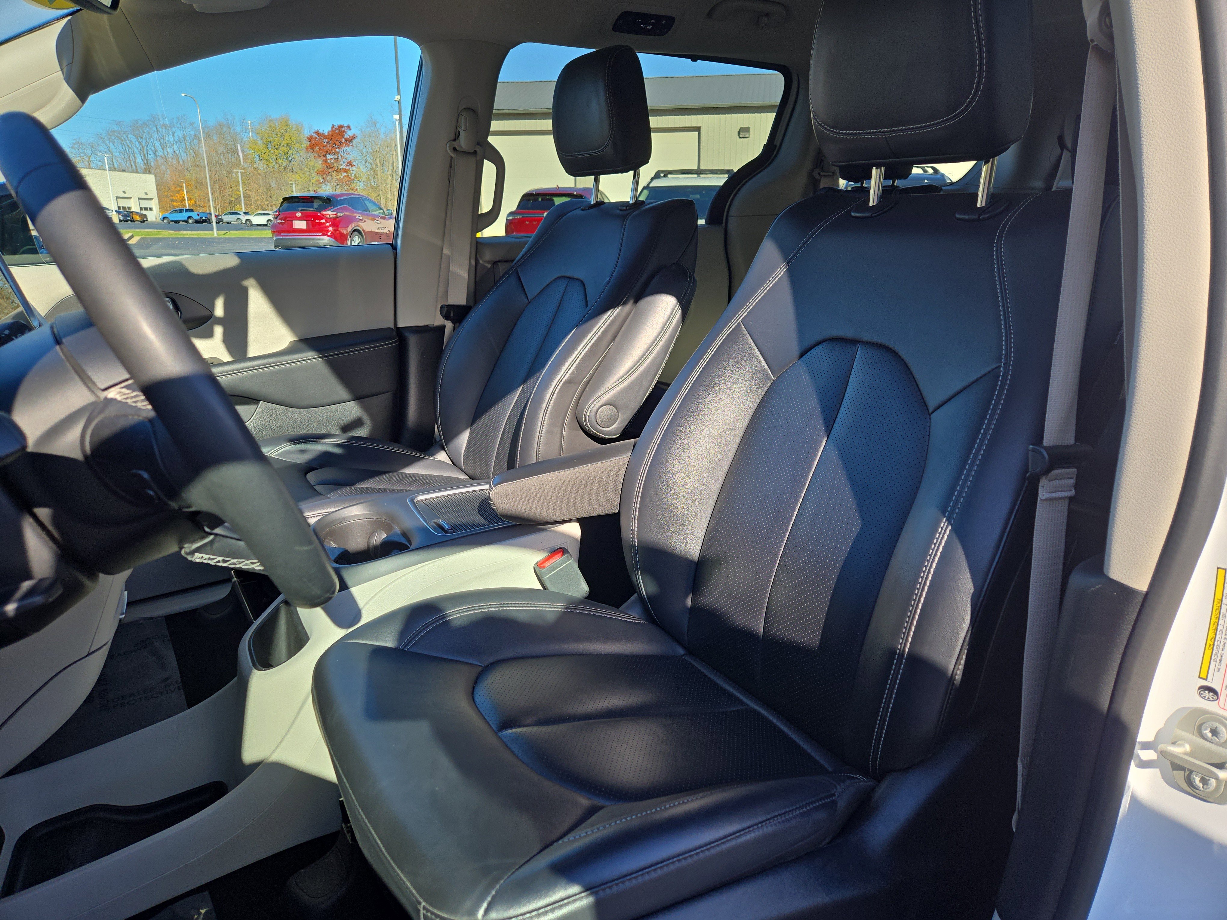 Used 2024 Chrysler Pacifica Touring-L image 13