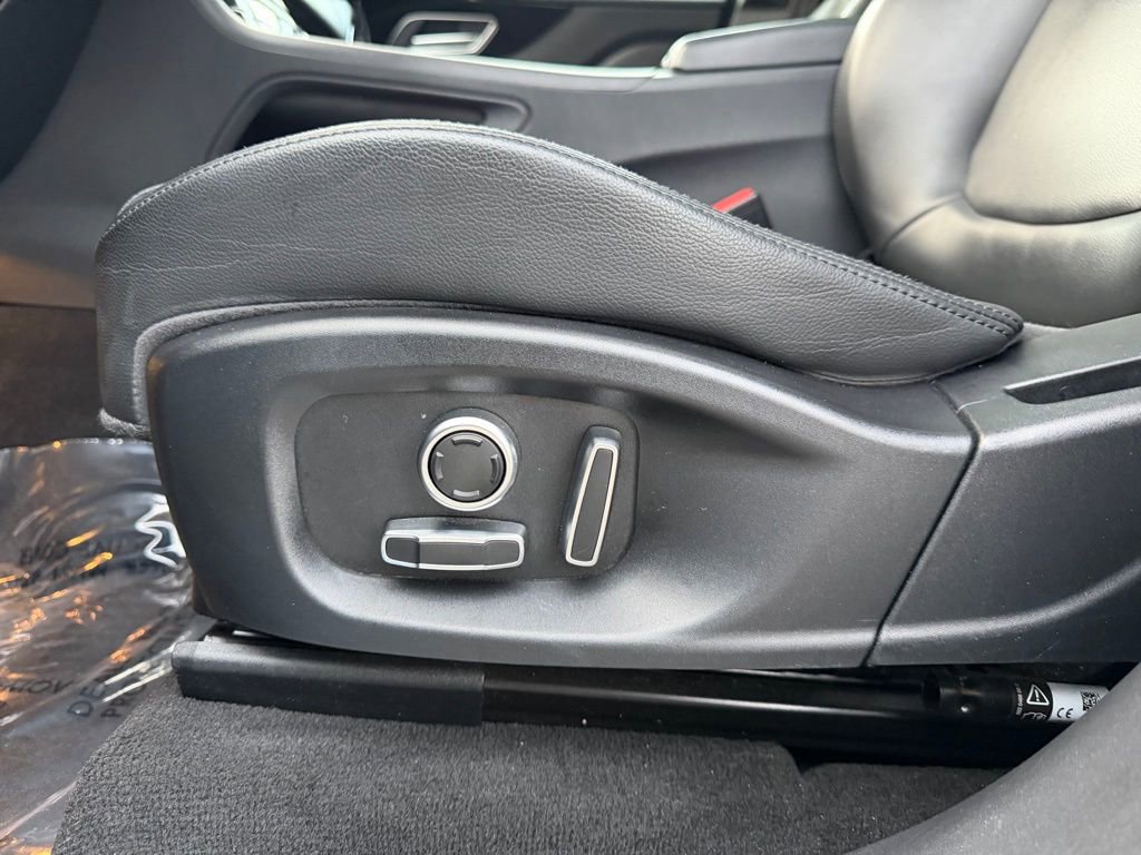 Used 2020 Jaguar F-PACE Premium image 11