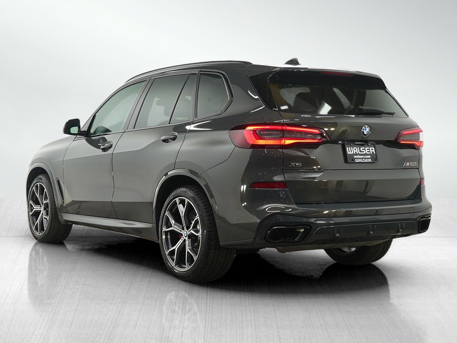 Used 2022 BMW X5 M50i w/ Executive Package image 3