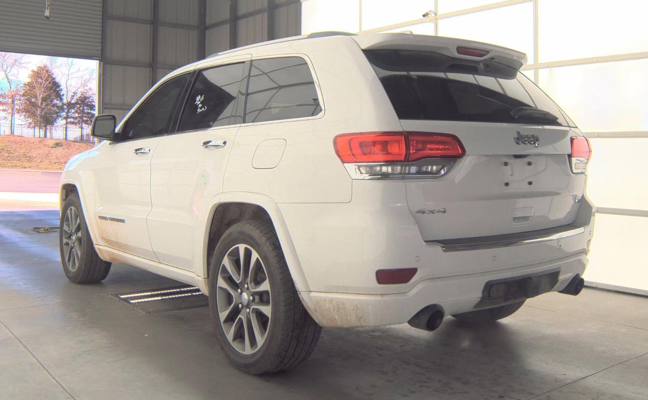 Used 2017 Jeep Grand Cherokee Overland image 5