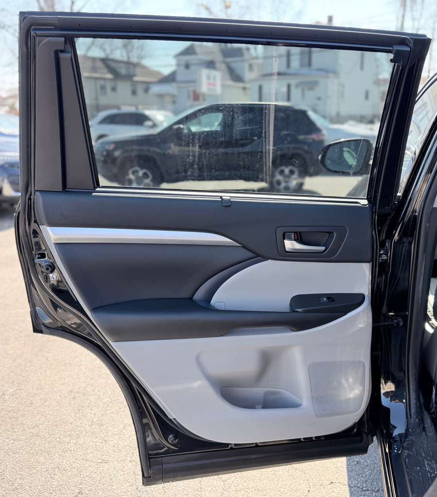 Used 2019 Toyota Highlander XLE AWD/4WD image 25