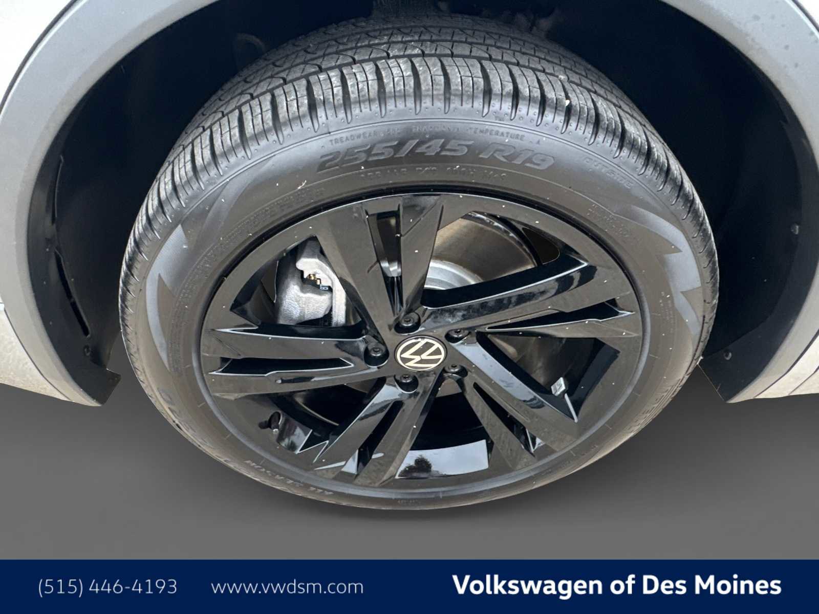 Used 2024 Volkswagen Tiguan SE R-Line image 8