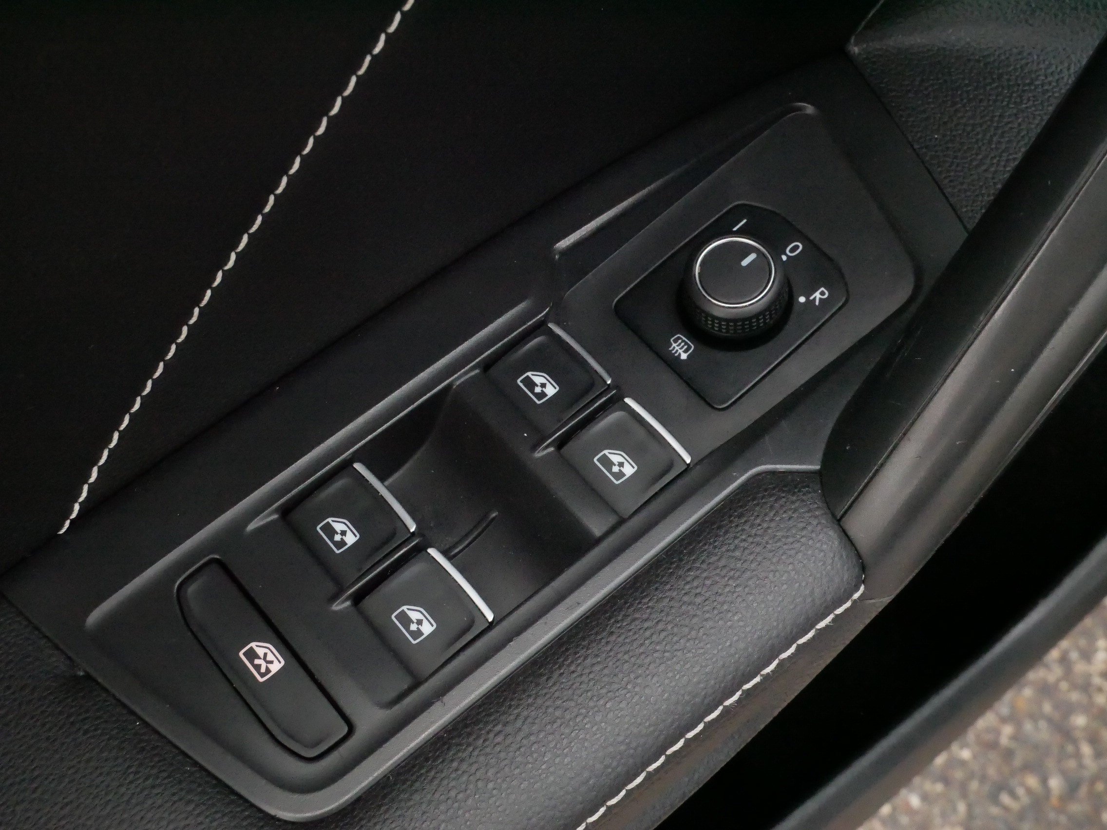 Certified 2022 Volkswagen Tiguan SE R-Line AWD/4WD image 19