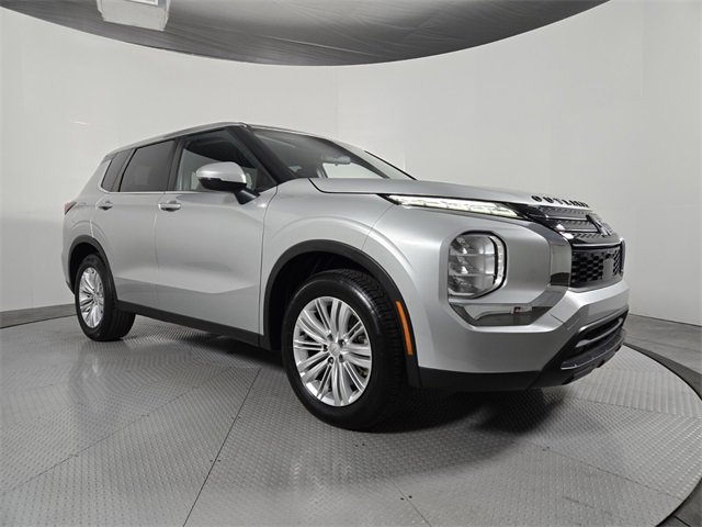 Used 2022 Mitsubishi Outlander ES image 2