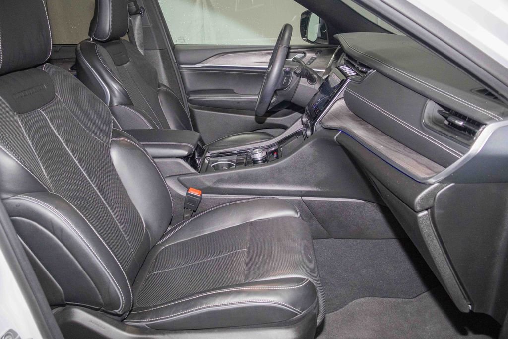 Used 2022 Jeep Grand Cherokee Overland w/ Luxury Tech Group IV image 15