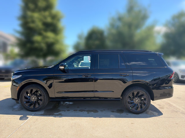 New 2026 Lincoln Navigator Reserve w/ Jet Appearance Package AWD/4WD image 10