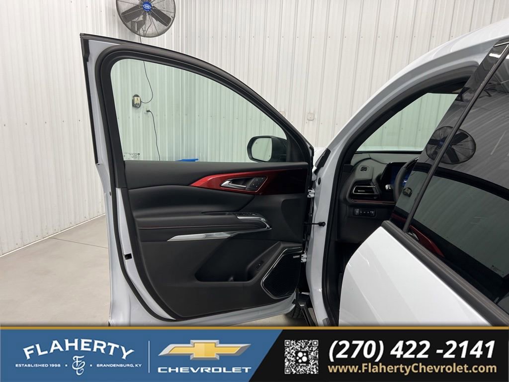 Used 2026 Chevrolet Traverse RS w/ LPO, Floor Liner Package AWD/4WD image 7