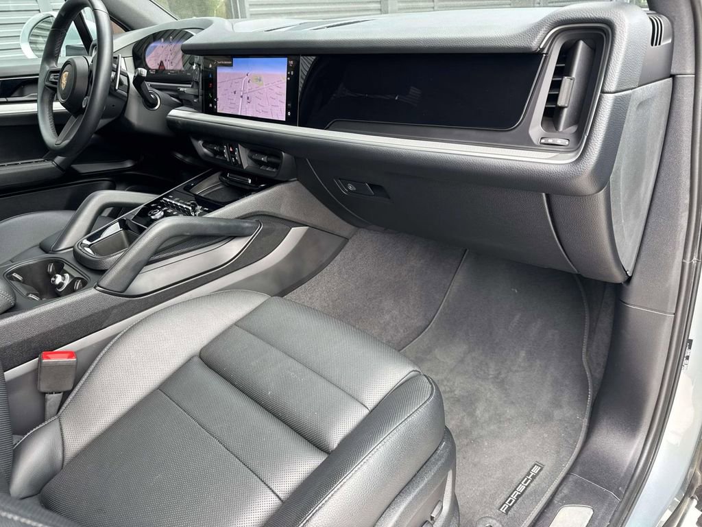 Certified 2025 Porsche Cayenne image 18