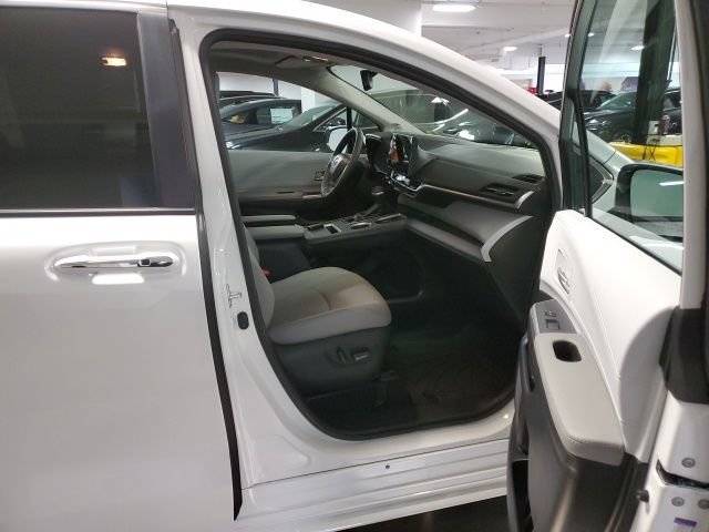 Used 2026 Toyota Sienna XLE AWD/4WD image 25