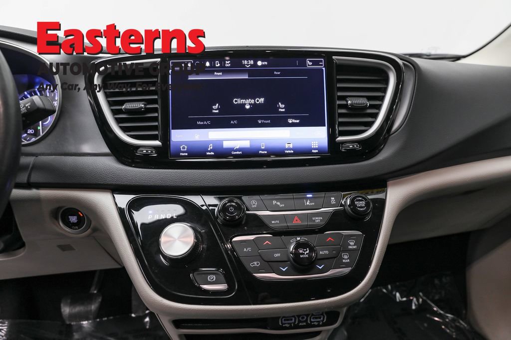 Used 2023 Chrysler Pacifica Touring-L FWD image 12