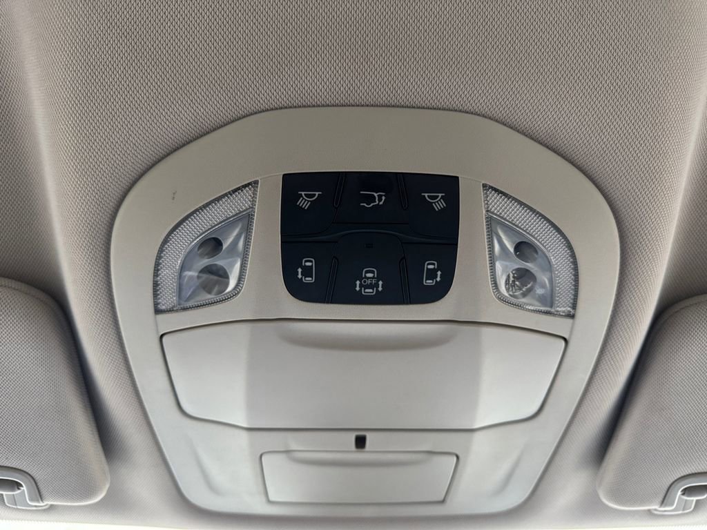 Used 2022 Chrysler Pacifica Touring-L image 28