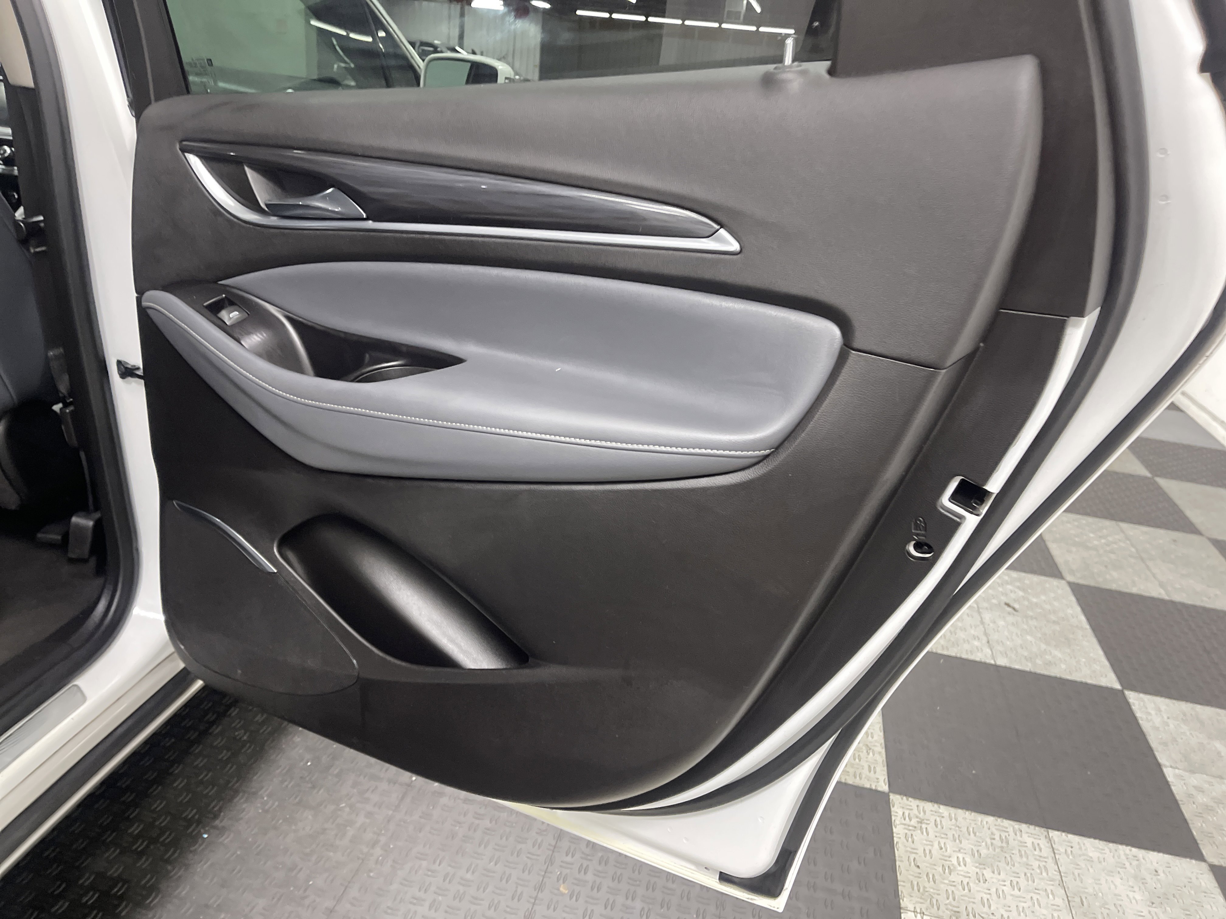 Used 2020 Buick Enclave Essence FWD image 19