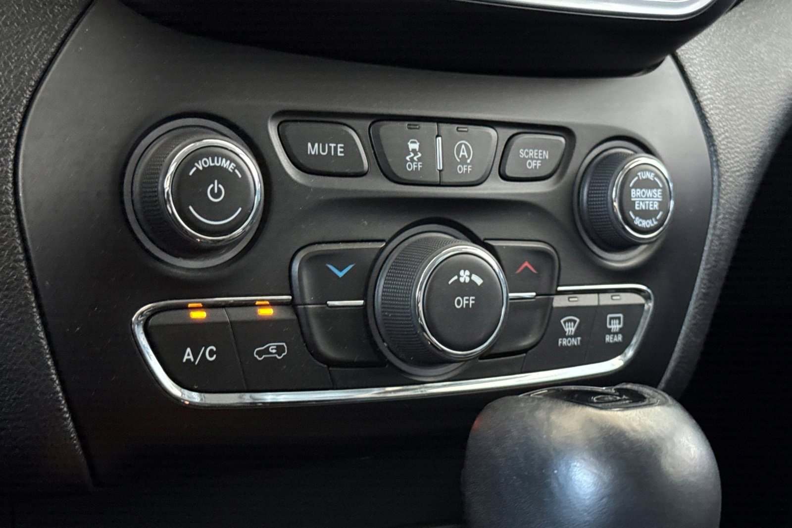 Used 2020 Jeep Cherokee Latitude Plus image 19