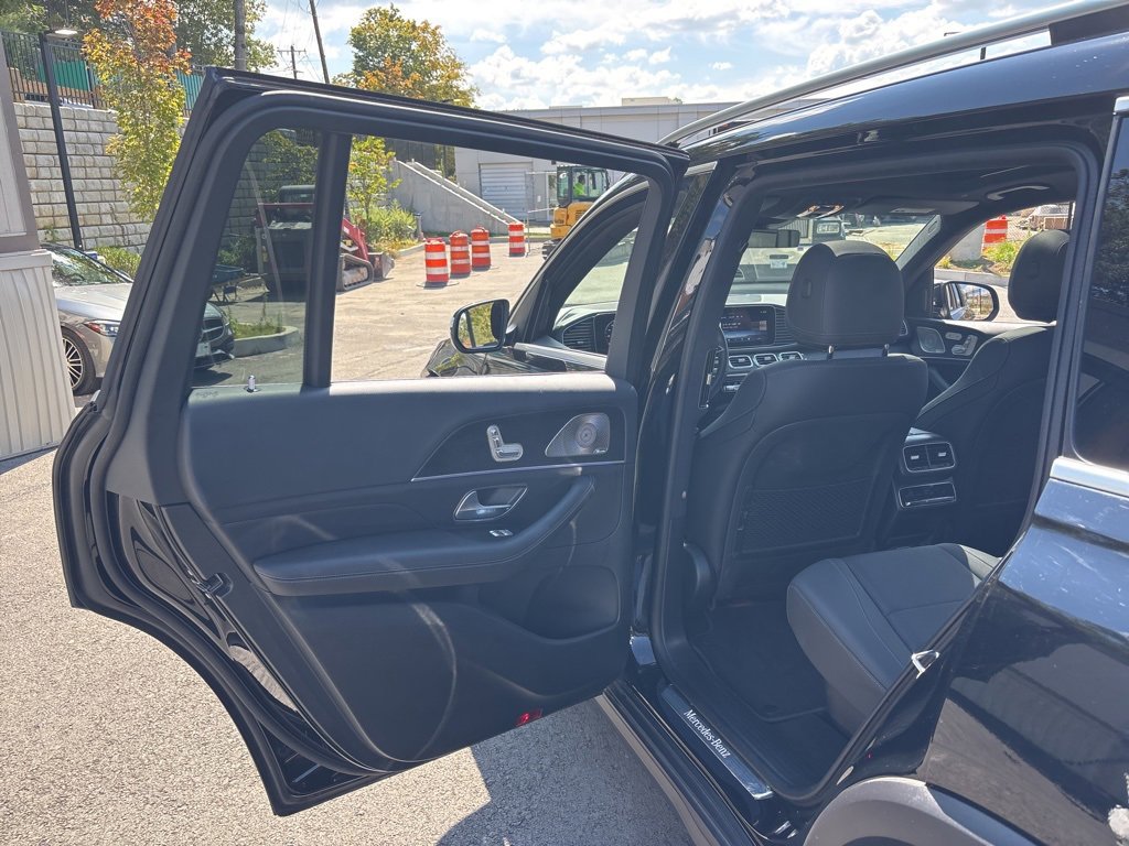 Used 2025 Mercedes-Benz GLS 450 4MATIC image 12
