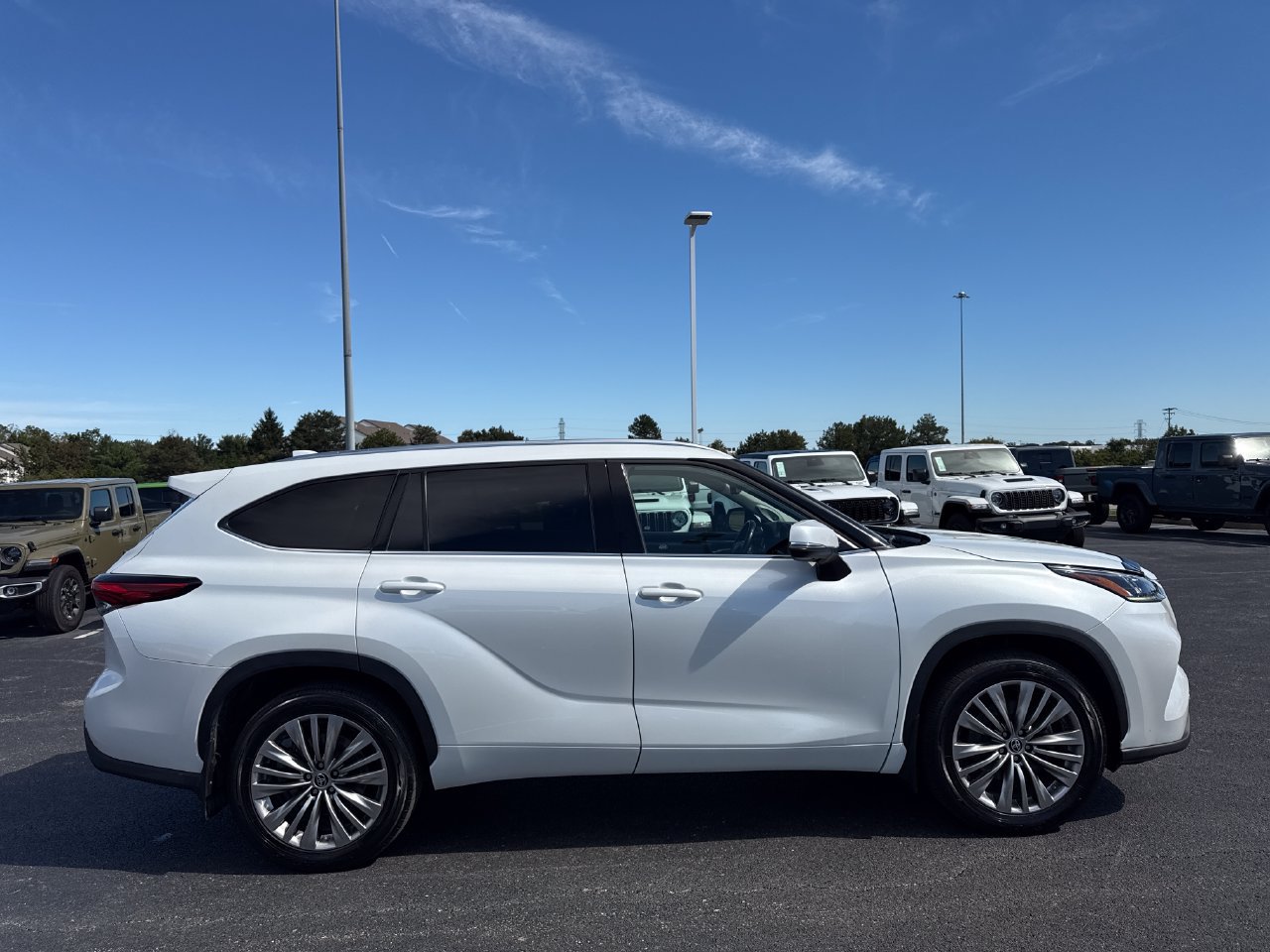 Used 2022 Toyota Highlander Platinum AWD/4WD image 2