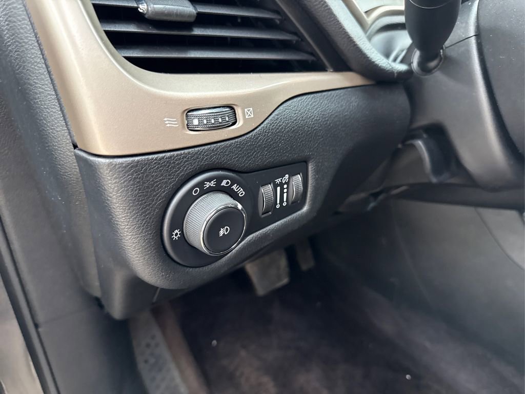 Used 2016 Jeep Cherokee Latitude w/ Cold Weather Group image 35