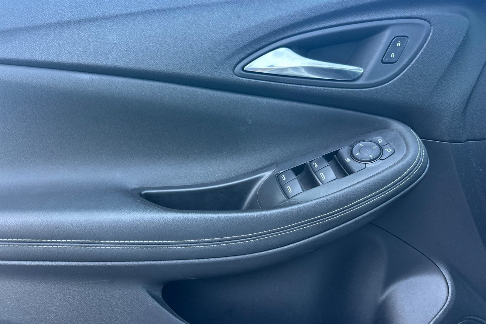 Used 2024 Buick Encore GX Sport Touring FWD image 11