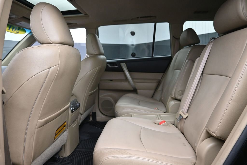 Used 2012 Toyota Highlander SE w/ Tow Pkg AWD/4WD image 12
