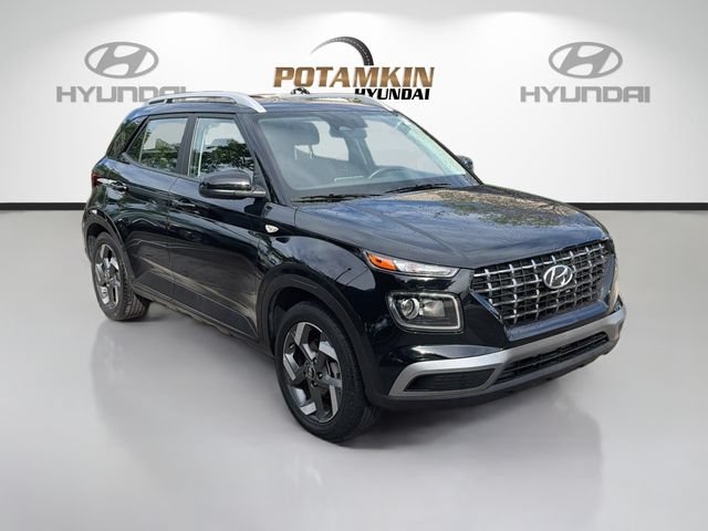 Certified 2025 Hyundai Venue SEL FWD image 3
