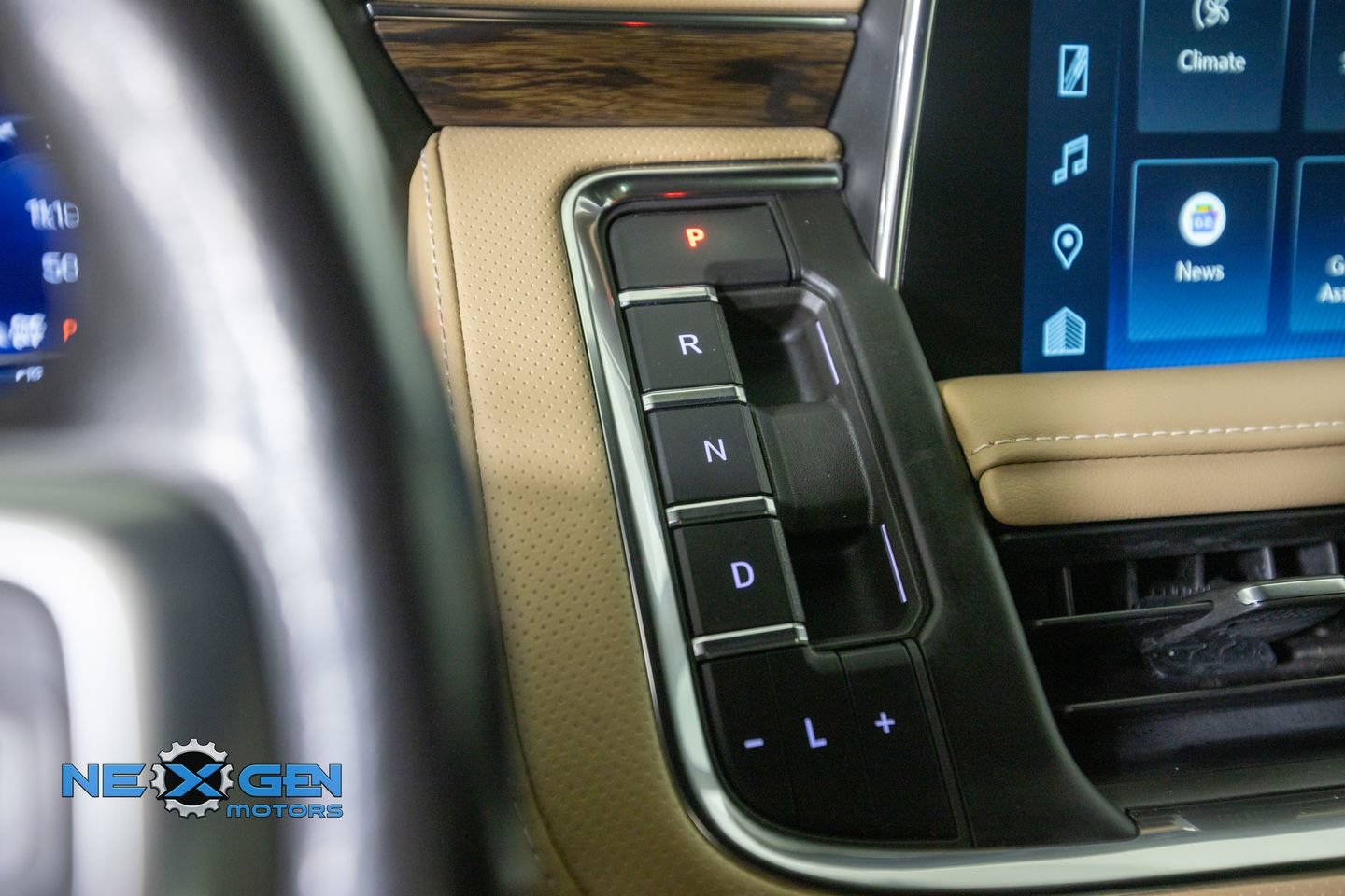 Used 2022 Chevrolet Suburban Premier AWD/4WD image 21