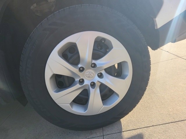 Used 2022 Toyota RAV4 LE image 11