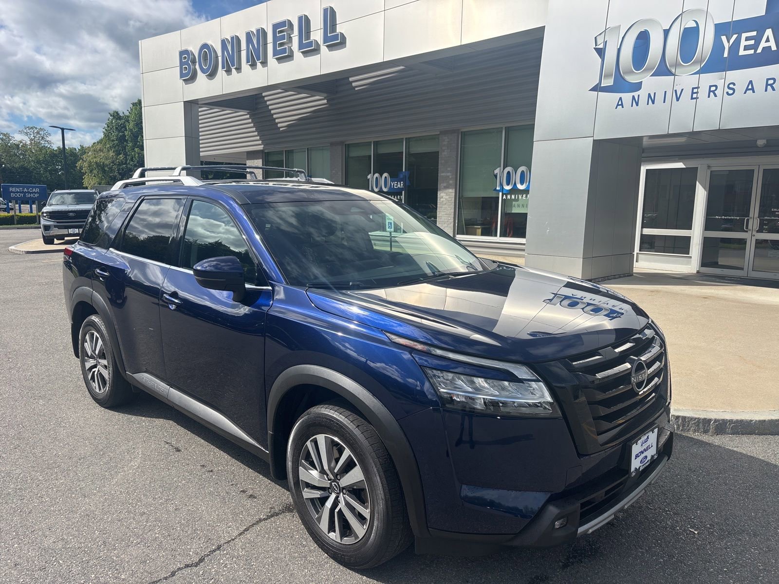 Used 2022 Nissan Pathfinder SL w/ SL Black Package AWD/4WD image 1