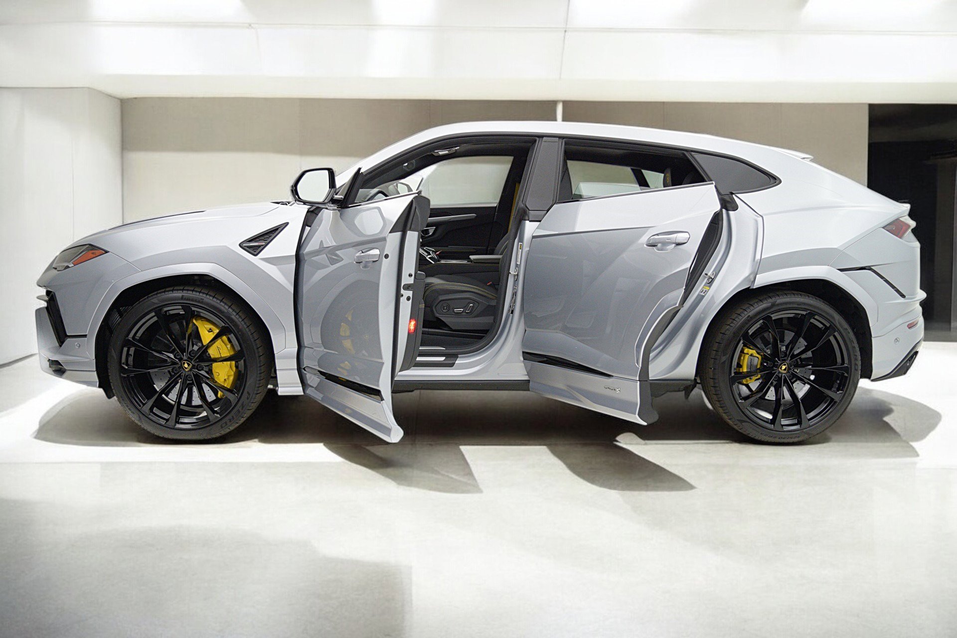 Used 2023 Lamborghini Urus S AWD/4WD image 4
