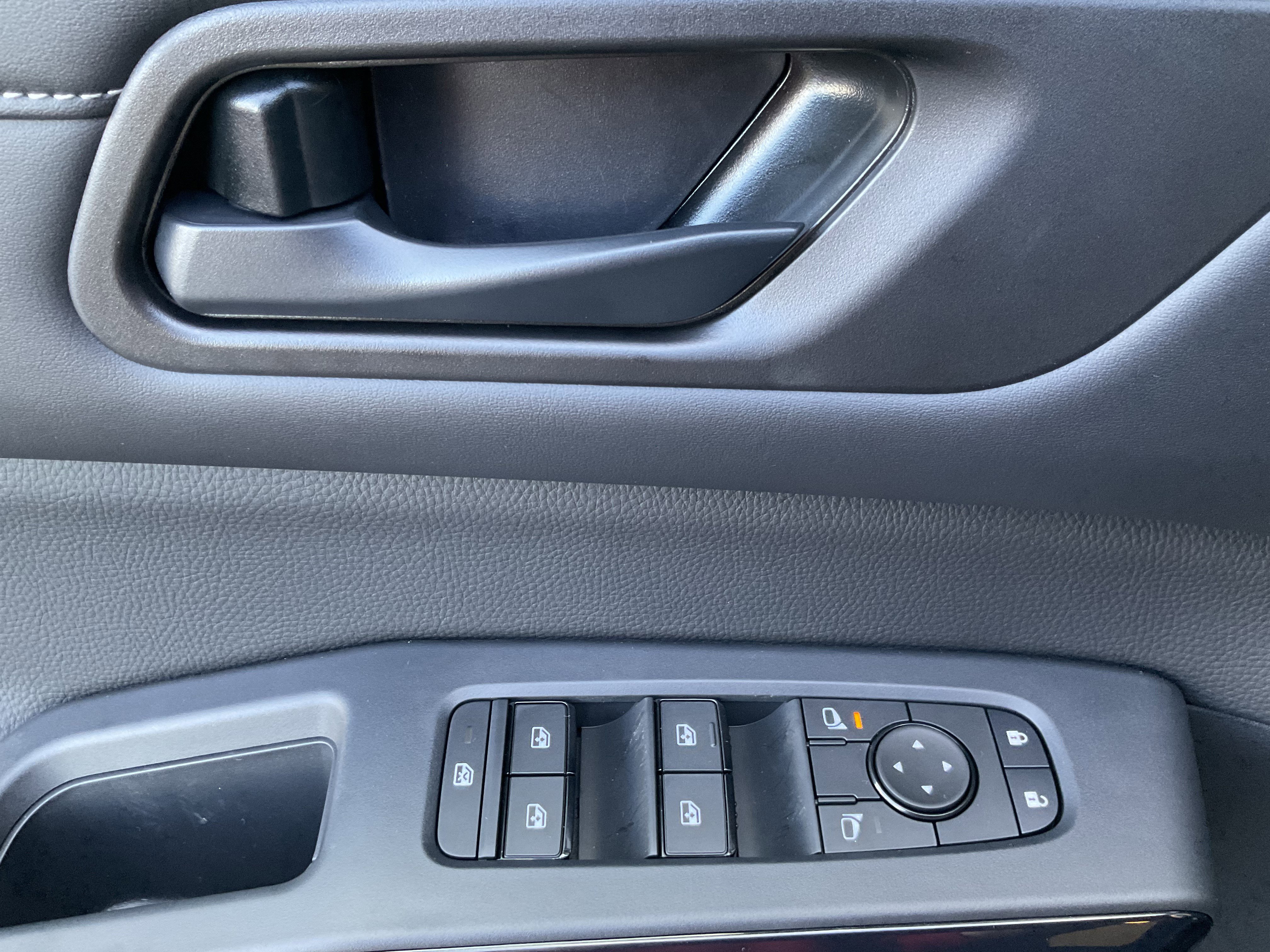 Used 2025 Nissan Pathfinder SV AWD/4WD image 22