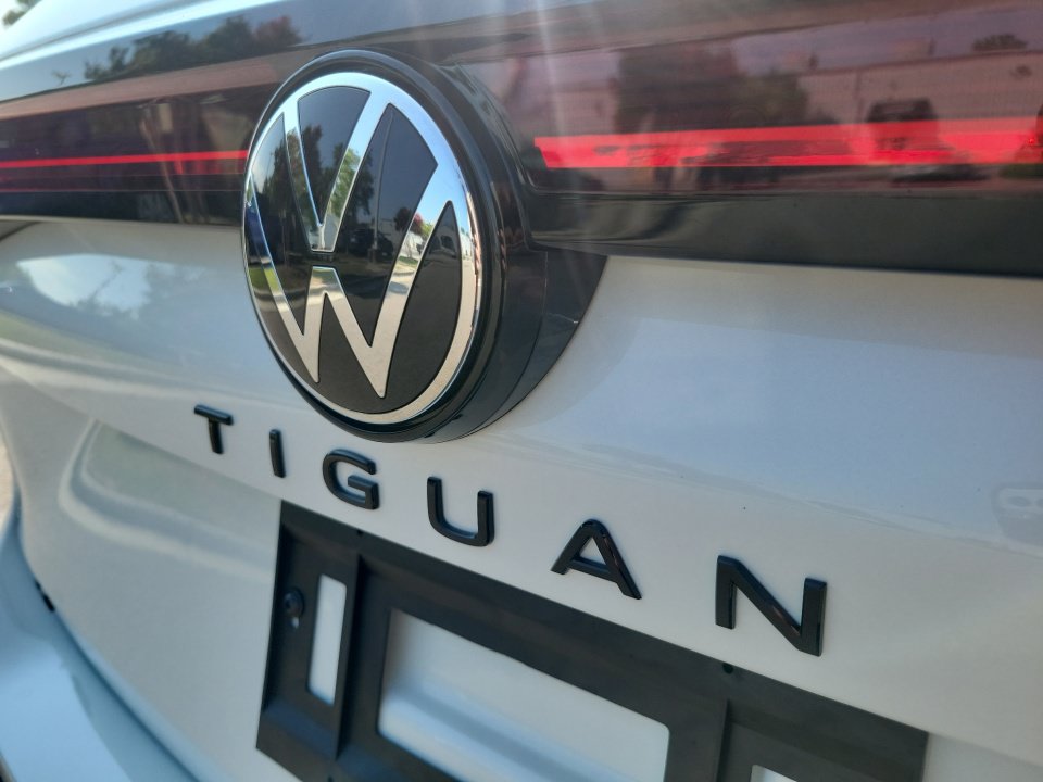 New 2026 Volkswagen Tiguan SE R-Line FWD image 14