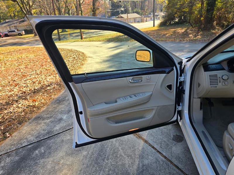 Used 2011 Cadillac DTS Luxury image 17