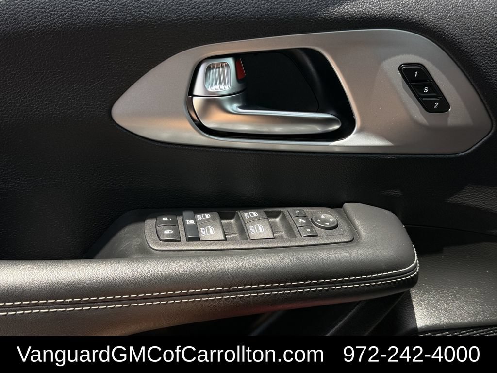 Used 2025 Chrysler Pacifica Limited FWD image 26