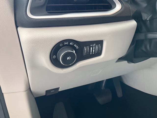 Used 2018 Chrysler Pacifica Touring Plus FWD image 12