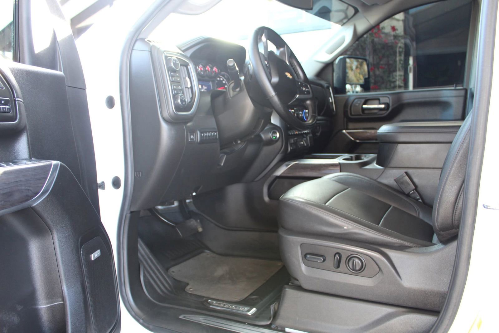 Used 2023 Chevrolet Silverado 2500 LTZ w/ LTZ Plus Package image 9