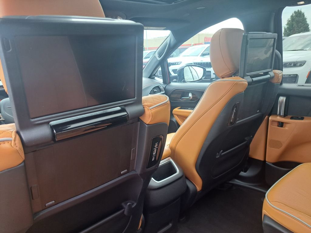 Used 2023 Chrysler Pacifica Pinnacle FWD image 29