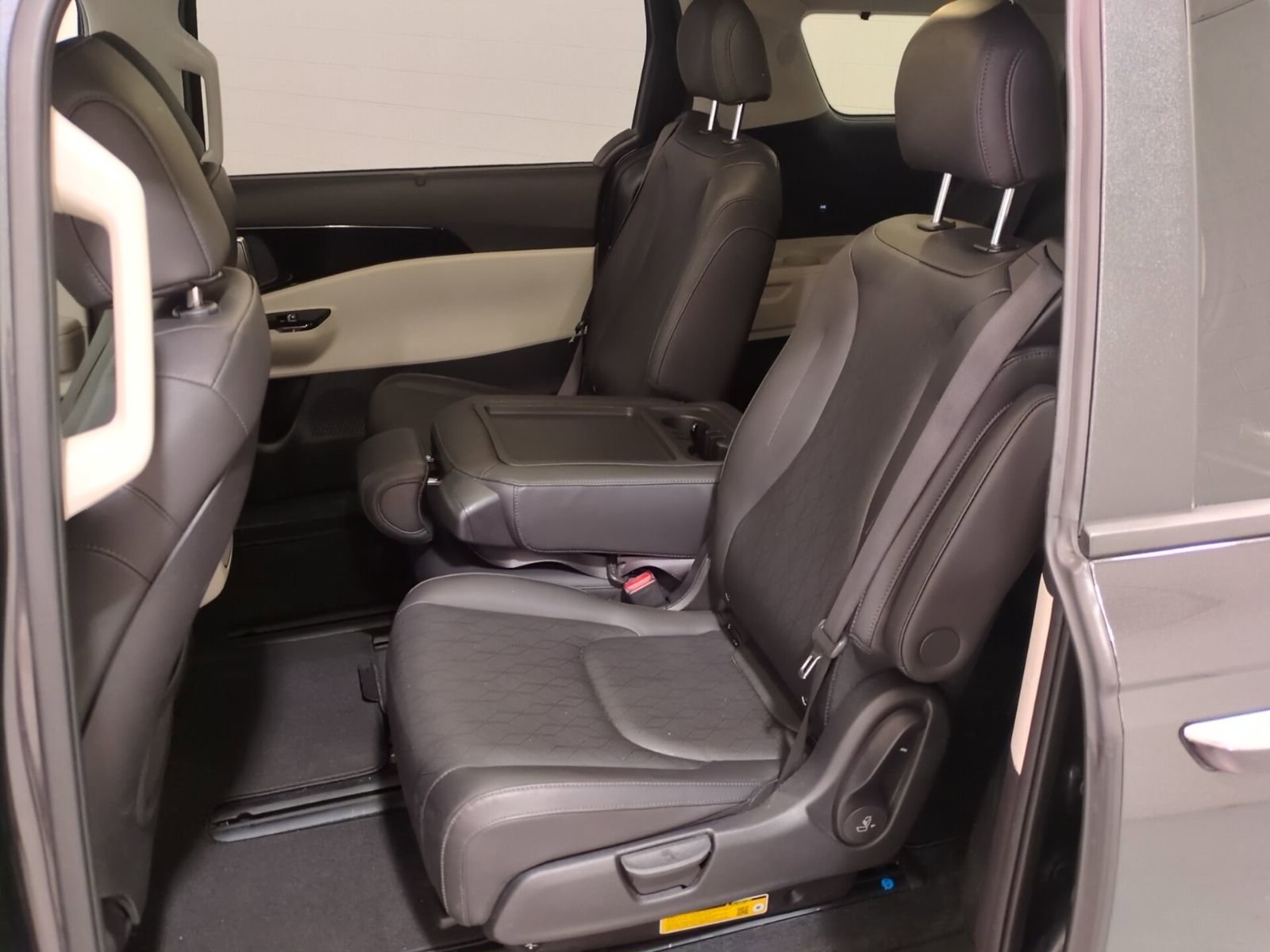 Certified 2023 Kia Carnival EX image 17