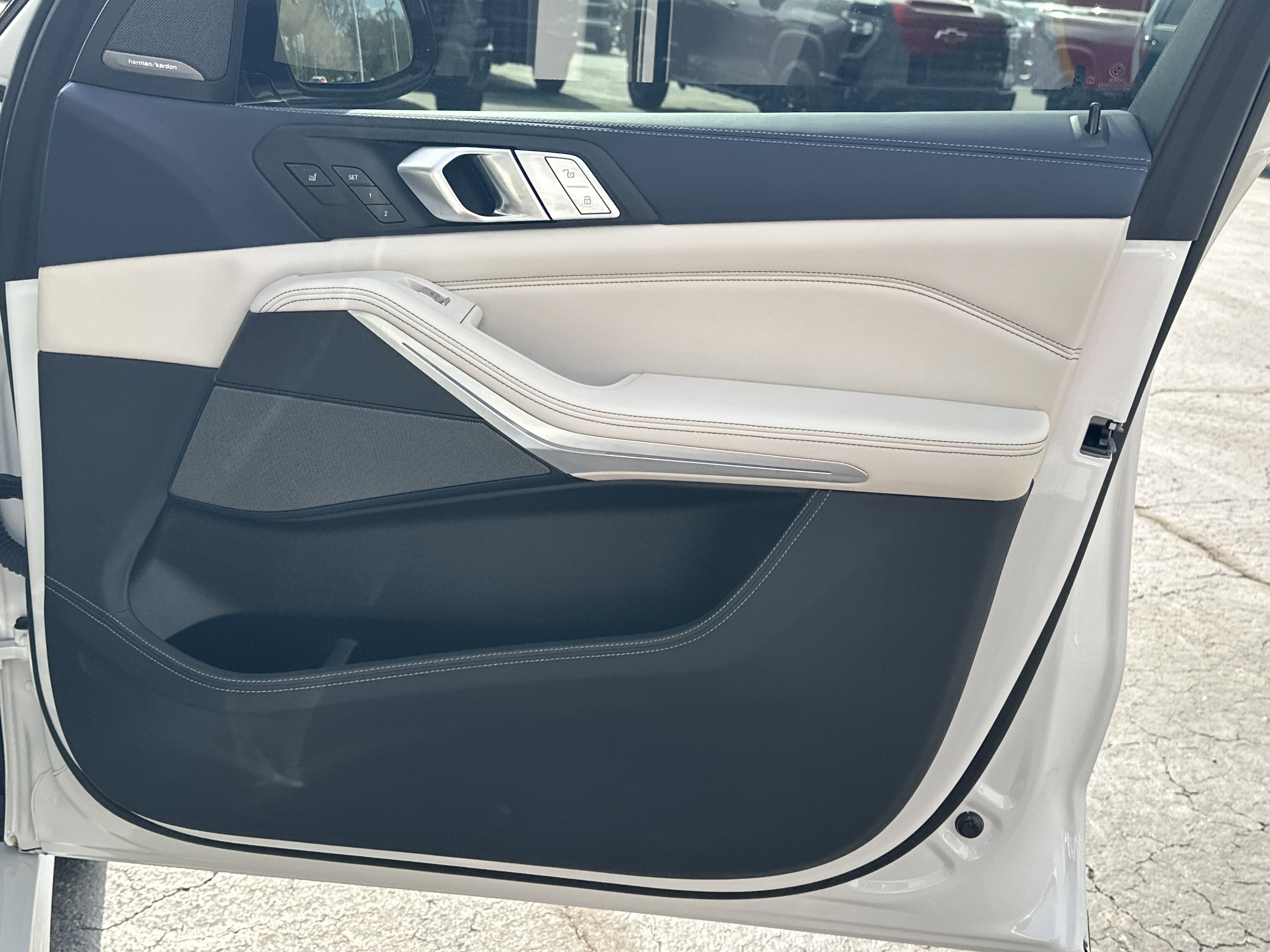 Used 2022 BMW X7 M50i w/ Dynamic Handling Package image 15