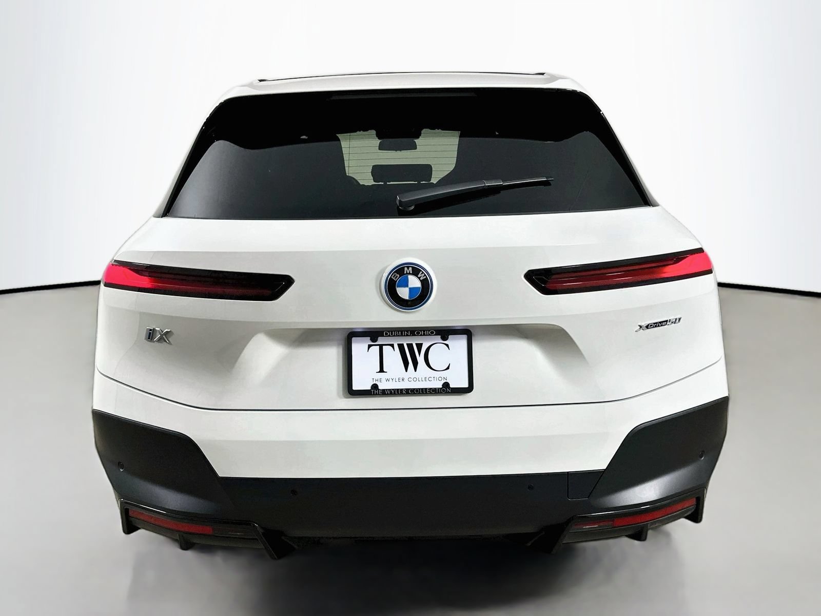 Used 2024 BMW iX xDrive50 w/ Convenience Package AWD/4WD image 6