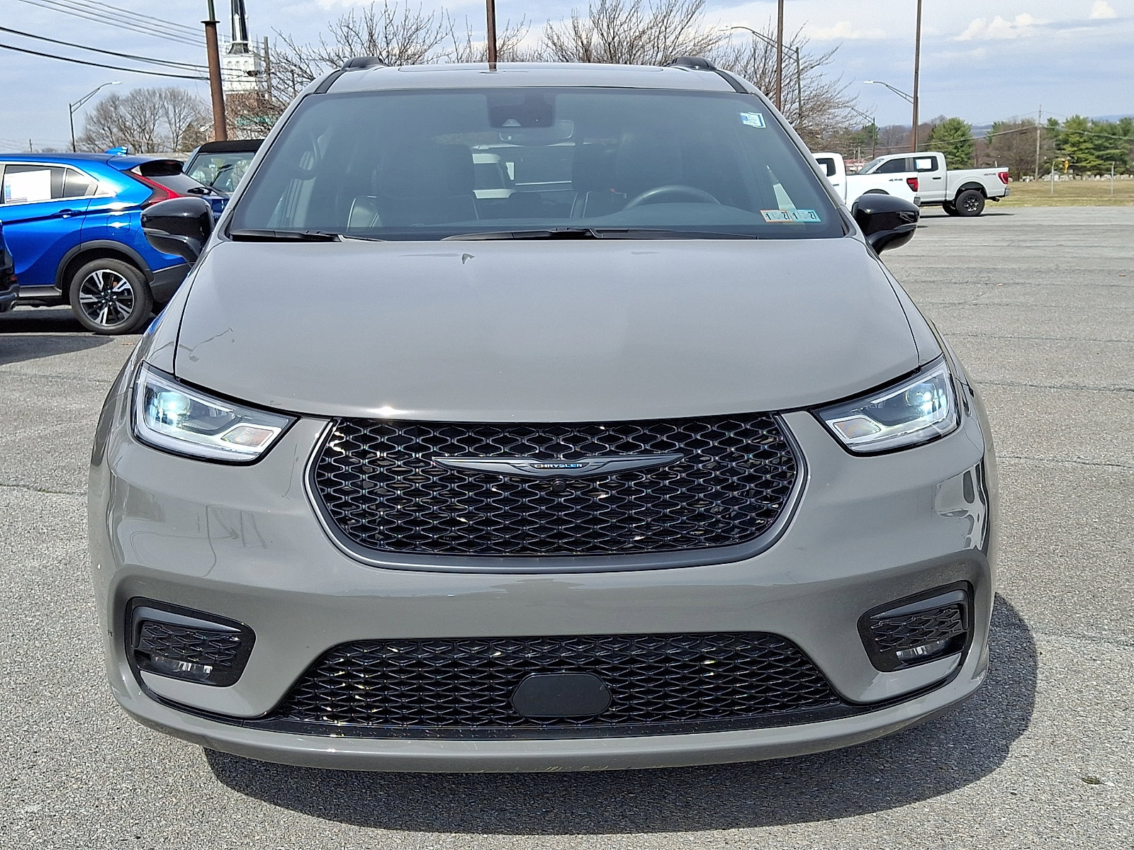 Used 2025 Chrysler Pacifica Limited image 2