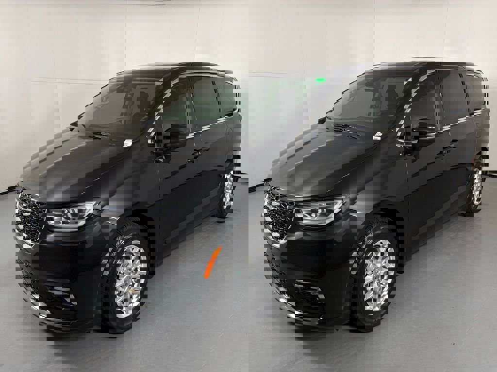 Used 2023 Chrysler Pacifica Touring-L image 4