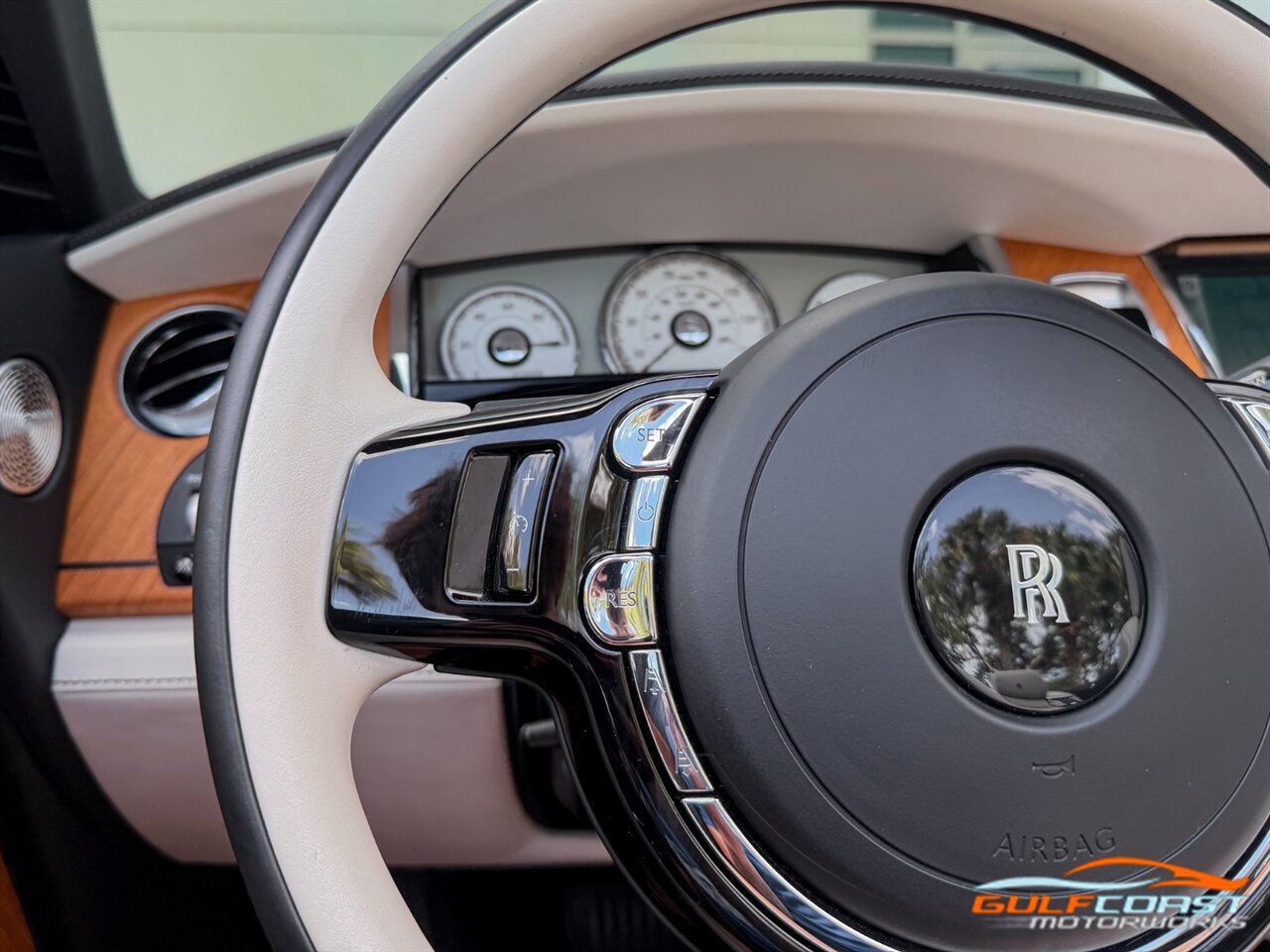 Used 2017 Rolls-Royce Dawn RWD image 35