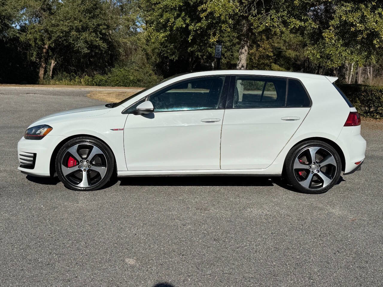 Used 2017 Volkswagen GTI SE image 3