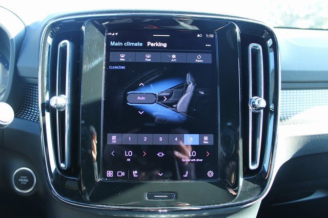 Used 2025 Volvo XC40 B5 Plus image 22