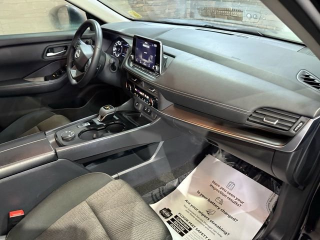 Certified 2025 Nissan Rogue SV image 30