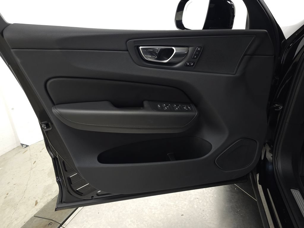Certified 2025 Volvo XC60 B5 Plus AWD/4WD image 14
