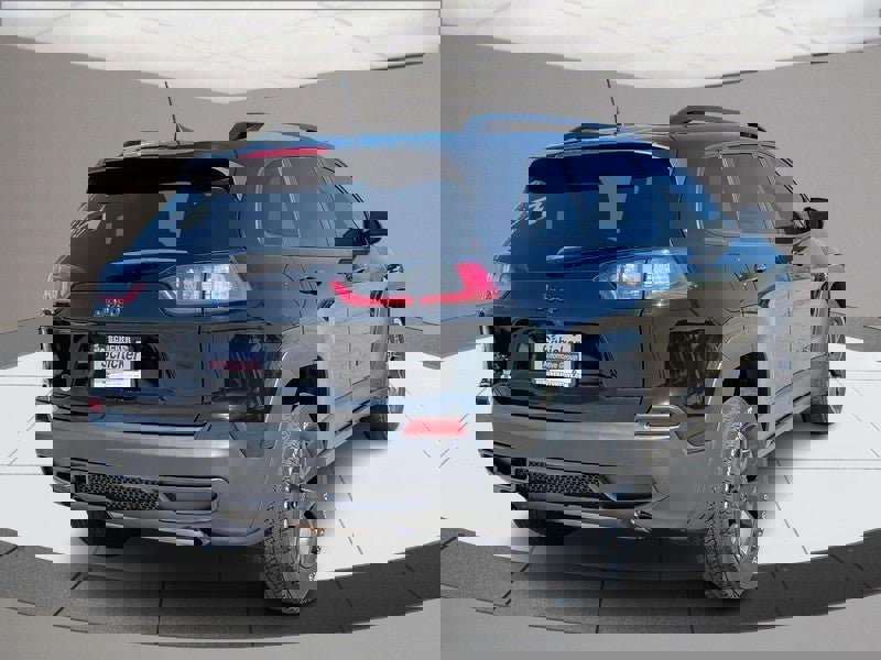 Used 2020 Jeep Cherokee Latitude AWD/4WD image 3